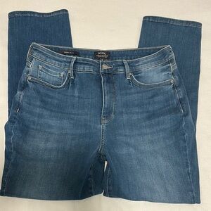 NYDJ Curve Shaper Sheri Slim Size 10 
Style# MSHDSA8911